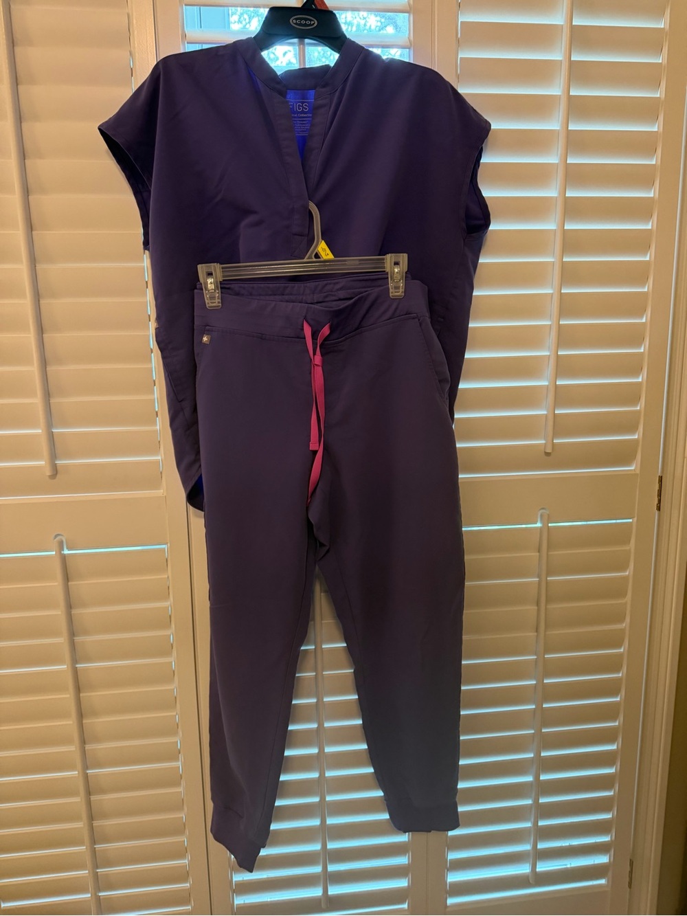 FIGS rafaela top (M) and jogger bottoms (LP)